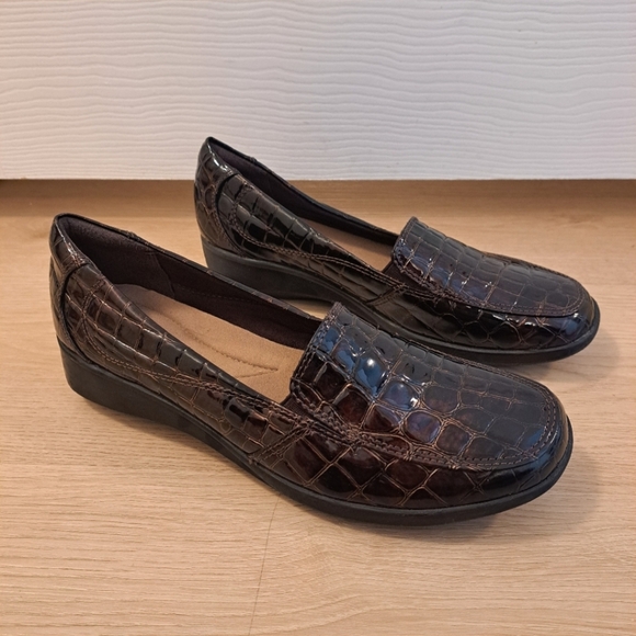 Clarks Brown Shiny Crocodile Texture Slip On Gael Angora Preppy Loafers Sz 9.5 - Picture 1 of 7